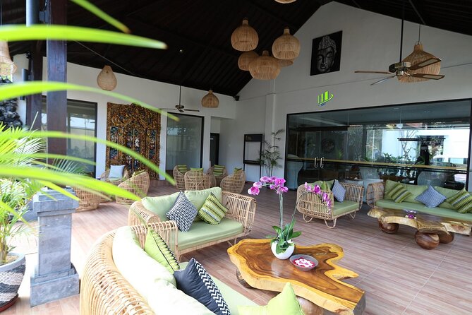 2 hours Bali Lulur Massage & Spa Treatment Including Transfers - The massage, scrub, and moisturizer in real use