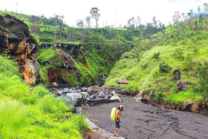 3D 2N Mount Rinjani Trekking Tour To Summit And Lake - Day 3: Sunrise, lunch on the trail, and the descent to Senaru