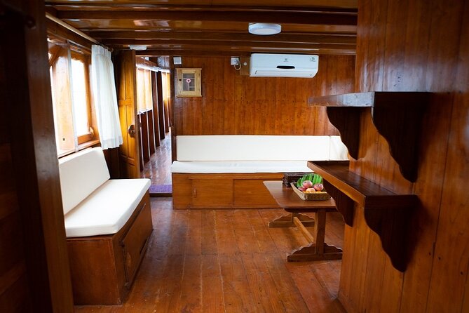 3Days Komodo Tour By Private Boat for 4 pax - Day three: turtles at Siaba and the water around Kanawa