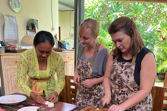 5 Star Private Cooking Class Experience in Bali, Lunch Included - Arriving at Novi’s covered kitchen in Sanur