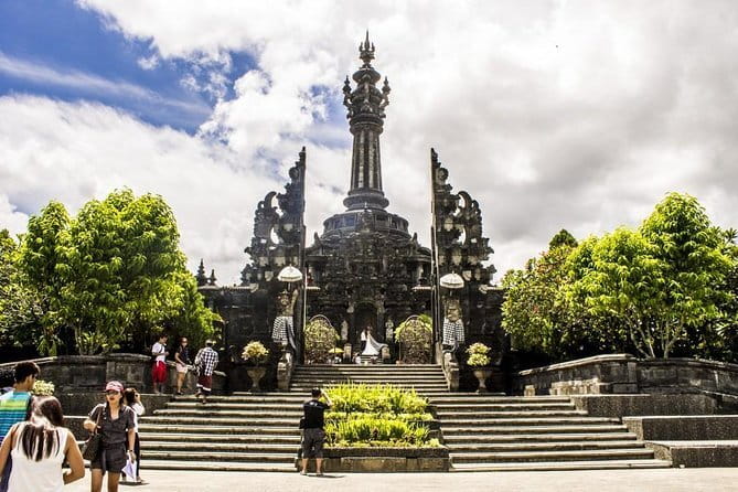 Bali Car-Charter: Half Day Denpasar City Tour - Badung Market, where Denpasar does business