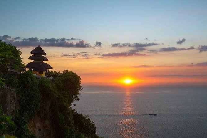 Bali Halfday Tour Uluwatu - Uluwatu Temple on the cliff edge