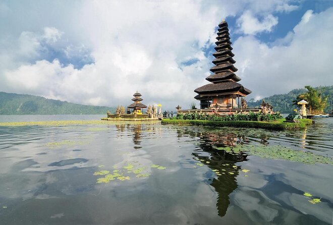 Bali Jungle Trekking and Lake Canoeing Tour - Walking beside Buyan Lake means uneven ground