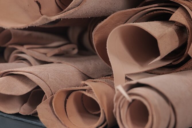 Bali Leather Craft Workshop - 6 hours ( canggu / seminyak) - Cutting the pattern and choosing your design