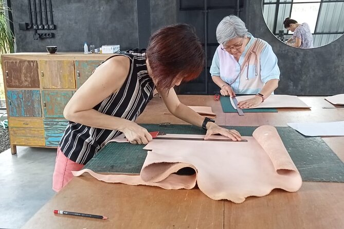 Bali Leather Craft Workshop - 6 hours ( canggu / seminyak) - Dyeing the leather for a personal finish