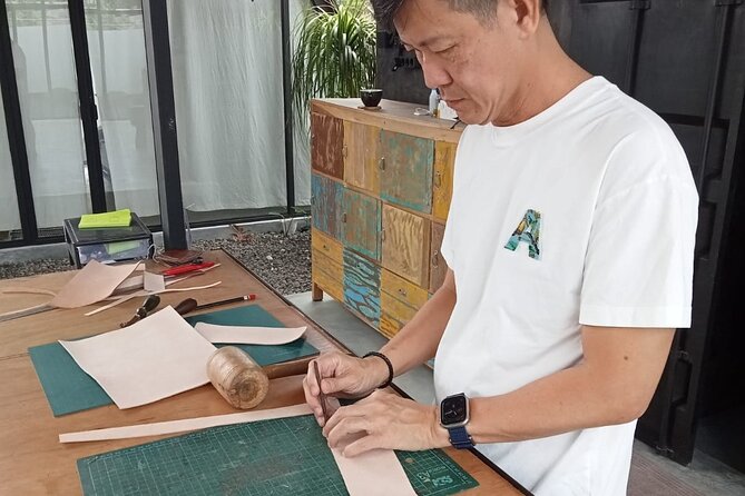 Bali Leather Craft Workshop - 6 hours ( canggu / seminyak) - Hand stitching, edge polishing, and the final fittings