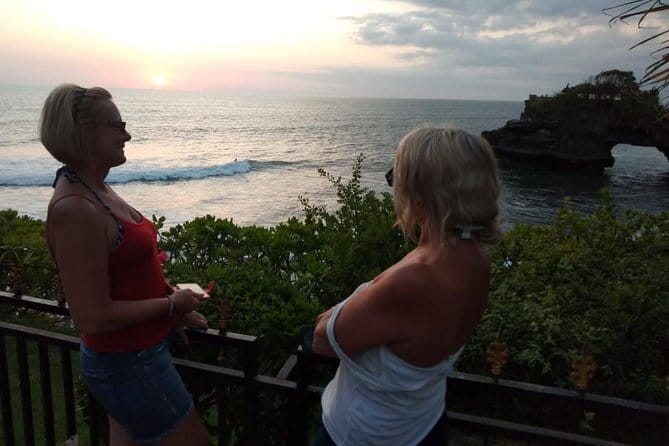Bali Private Tour: Waterfall, Monkey forest and Tanah lot sunset - Ubud Palace and market: two central sights in one hour