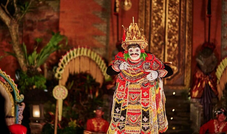 Bali: Ubud Palace Legong Dance Show Ticket - The outdoor stage and the seating problem