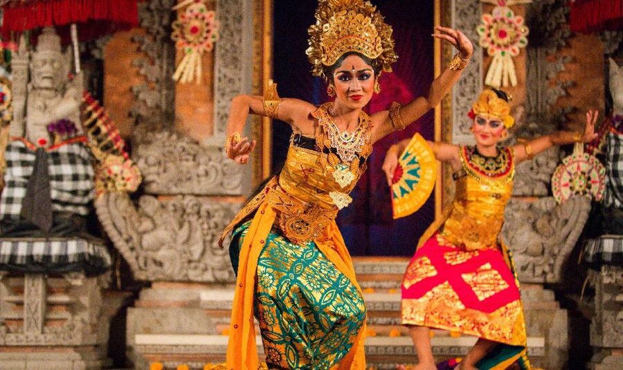 Bali: Ubud Palace Legong Dance Show Ticket - Arriving at Ubud Palace and finding the entrance