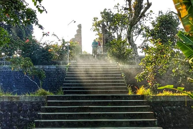 Best of Lombok: Native, Culture, Nature & Waterfall Day Trip - Guides, cars, and the pace of the day