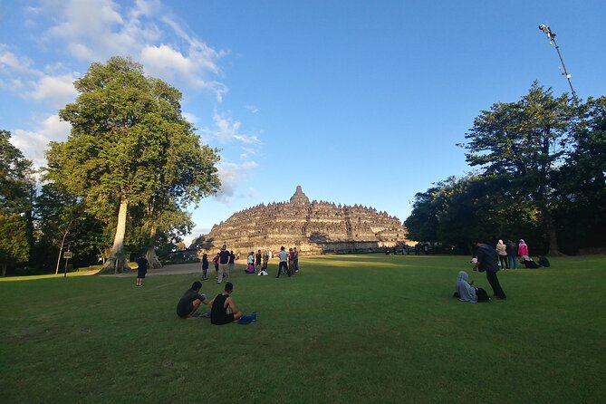 Borobudur Full Climb Up And Prambanan All Inclusive Private Tour - How to handle the heat and walking