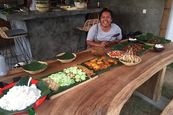 Cooking class in the comfort of your own personal villa. Yes, I'll come to you! - Grinding spices and learning the Indonesian basics