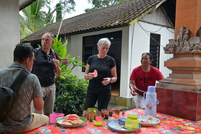 Cycling and Cooking Class in Ubud - Cooking rice and chicken with Pak Wayan