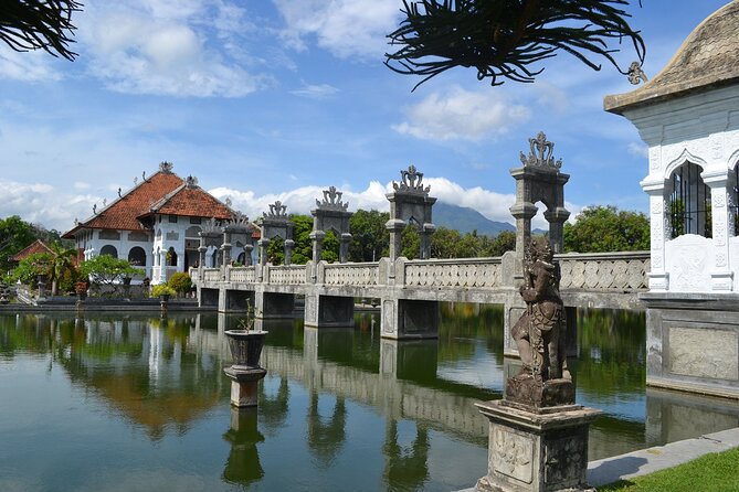 Gate of Heaven Tour With Guide : All-Inclusive Best Experience - Lunch and water access at Wapa di Ume Sidemen