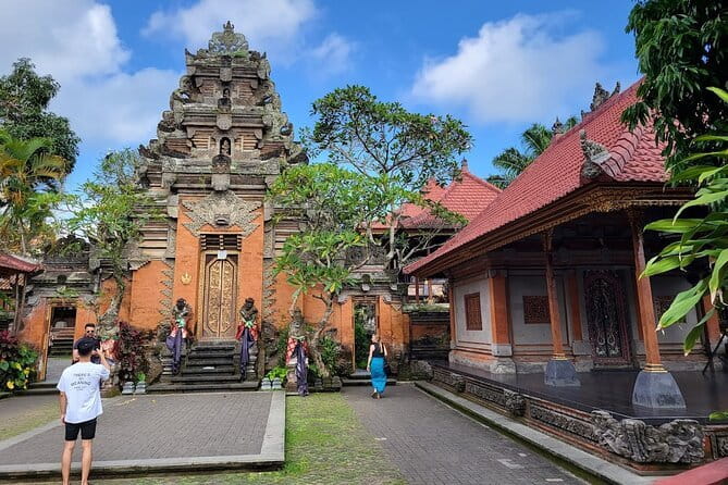 Half Day Ubud Village Private All Inclusive Tour - One hour among the monkeys at Sacred Monkey Forest Sanctuary