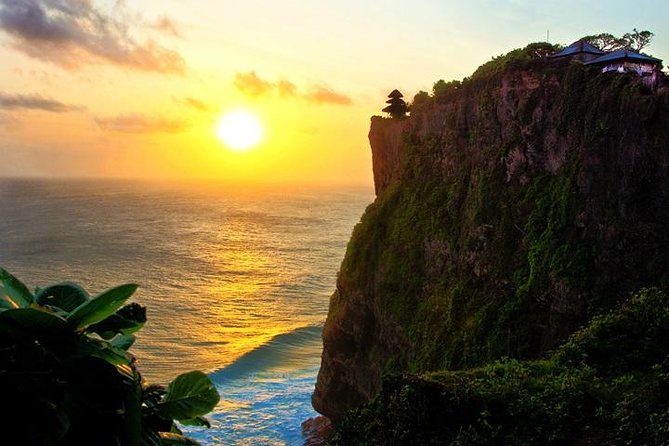 Half Day: Uluwatu Temple,KECAK FIRE DANCE Evening Tour & Jimbaran SEAFOOD Dinner - Uluwatu Temple and the 70-meter cliff