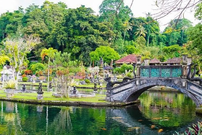 Heaven Gate (Lempuyang) - Tirta Gangga - FREE WIFI - Why the private guide can make the difference