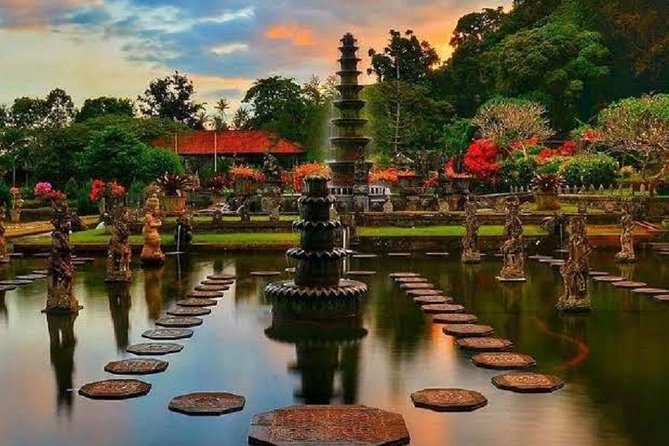 Heaven Gate (Lempuyang) - Tirta Gangga - FREE WIFI - Who will get the most from this tour