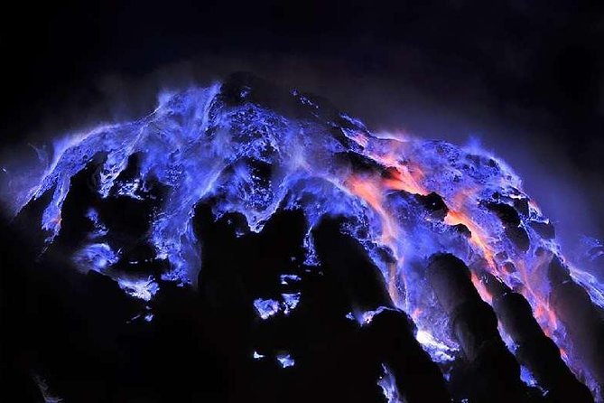 Ijen Crater Tour - The turquoise acidic lake at first light