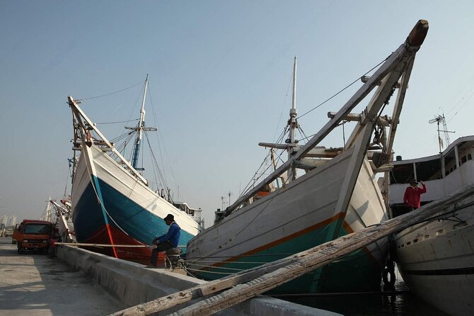 Jakarta Full-Day Highlights Tour with Transfer - Guides, drivers, and the small-group setup