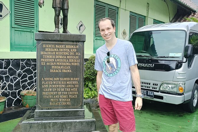 Jakarta Half-Day Sightseeing Tour To Modern City and Old Town - Glodok Chinatown, temples, markets, and old Jakarta life