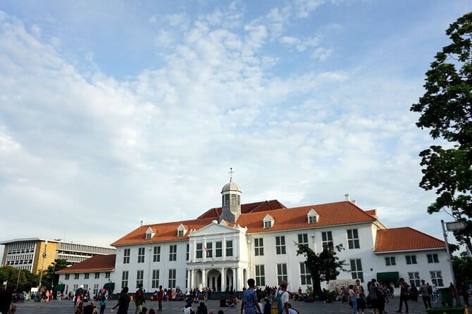 Jakarta Highlight Places with Multilingual Guide - A private start through Jakarta’s traffic