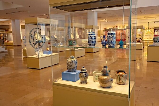 Jakarta: Miniature Park, National Museum & Traditional House Tour - Jalan Surabaya and the pleasure of browsing