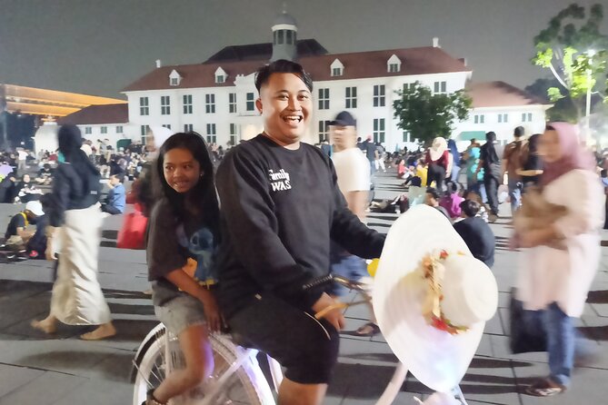 Jakarta Night Tour with Dinner at Café or Food street - Lapangan Banteng, Istiqlal Mosque, and the cathedral