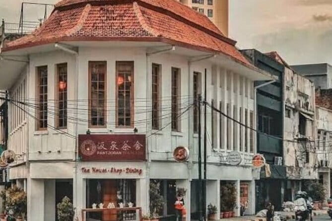 Jakarta Walking Tour with Public Transportation Visiting Sites - Why public transport makes Jakarta easier to read