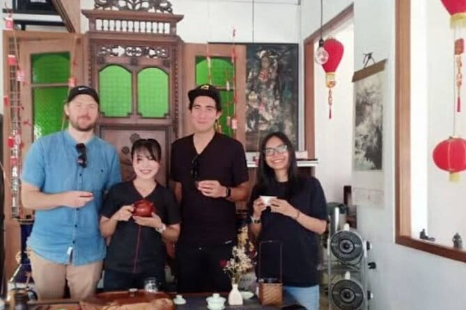 Jakarta Walking Tour with Public Transportation Visiting Sites - Selamat Datang Monument and the modern city