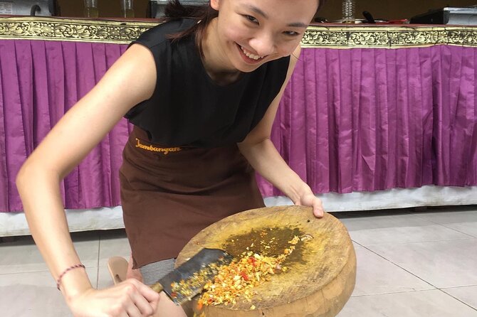 Jambangan Bali Cooking Class - Entering a Balinese home and open-air kitchen