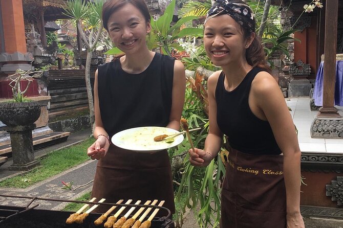 Jambangan Bali Cooking Class - Cooking several dishes, then eating in the garden