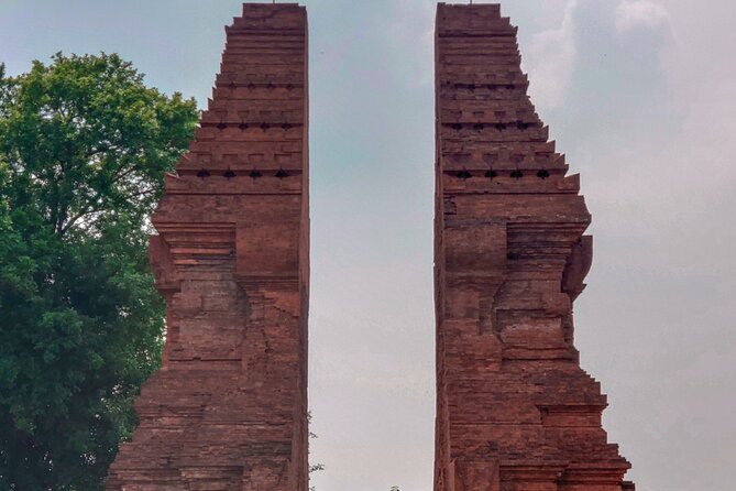 Majapahit Heritage Archaelogy tour via surabaya - Bajangratu: elegant red brick and careful details