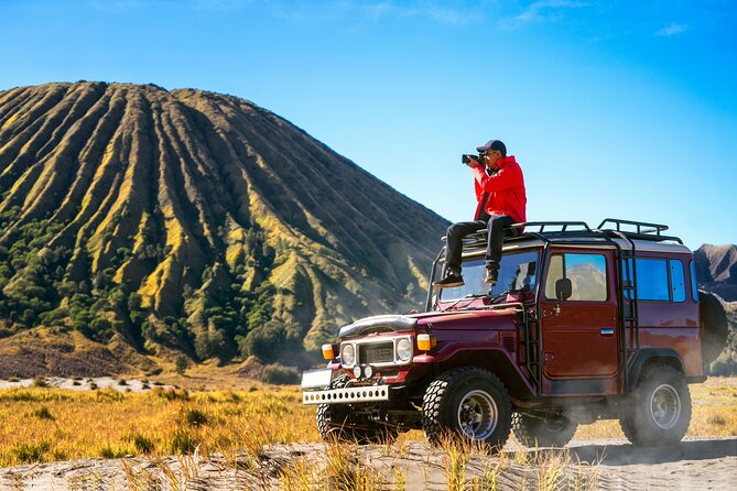 Mount Bromo Sunrise – Exclusive Guided Tour (All-Inclusive) - Coffee and a cold wait near Penanjakan