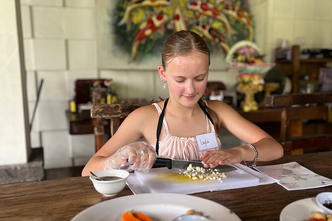 Mufu Rendang Cooking Class Kuta - The market visit gives the food a sense of place