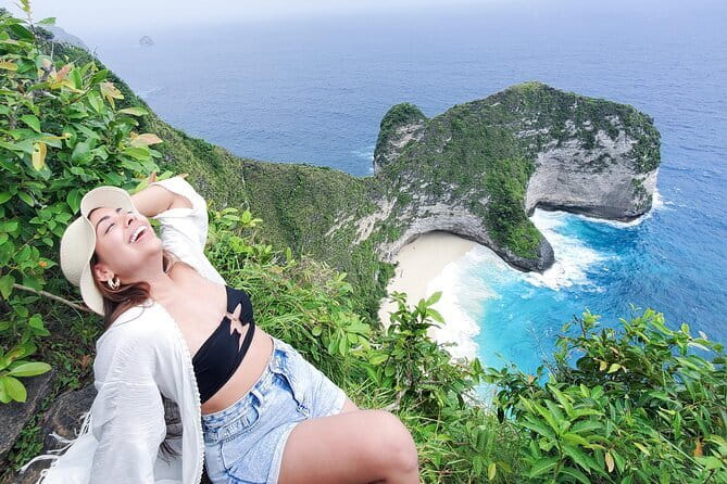 Nusa Penida Tour with Iconic Photography in Kelingking - Diamond Beach, white sand below a steep cliff