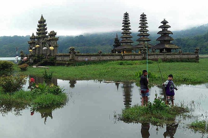 Private Munduk Waterfalls Trekking Tour - Meeting village life along the route