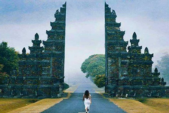 Private Tour: Ulun Danu Temple-Handara Gate-Wana Giri Hill&Tanah Lot Sunset - Handara Gate and the classic Bali photograph