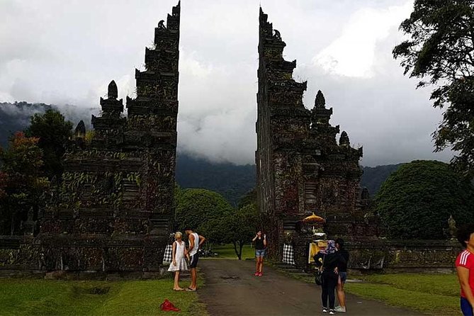 Private Tour: Ulun Danu Temple-Handara Gate-Wana Giri Hill&Tanah Lot Sunset - Drivers and the private-tour advantage