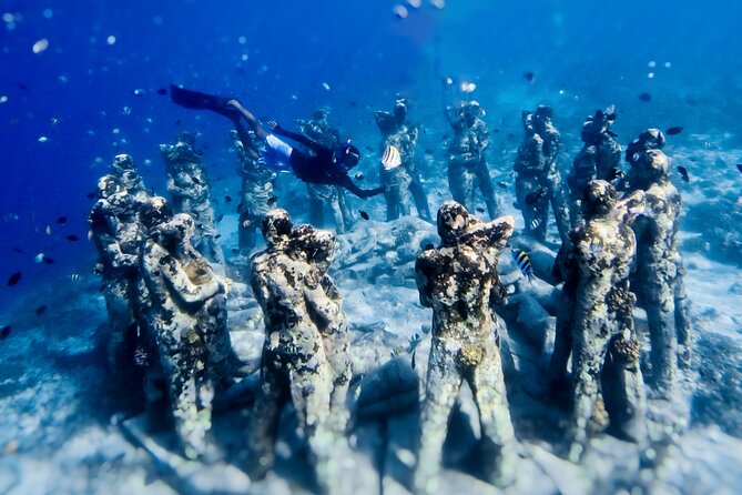Snorkeling with turtle and statue in Gilis - The crew, equipment, and photo service