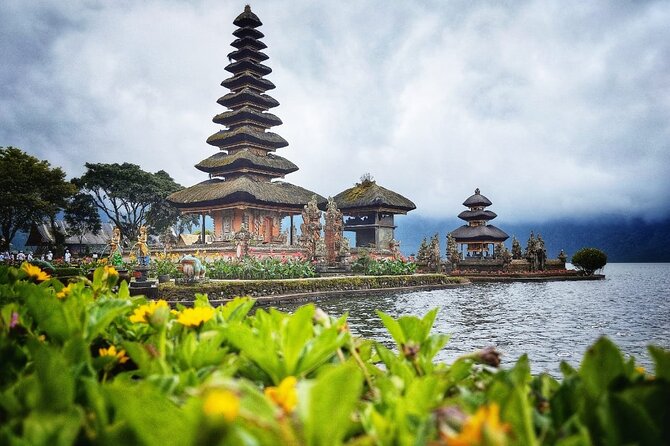 Tanah Lot Tour: Discover Bali’s Iconic Temple and Stunning Views - Tanah Lot and the Indian Ocean setting