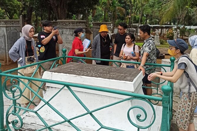 The Secret Society of Batavia - Walking Tour - Finding Masonic symbols at Taman Prasasti Museum