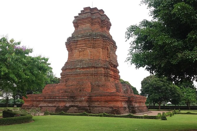 Trowulan Tour Ruin of Majapahit Kingdom from Surabaya - Bajangratu’s carvings and compact visit