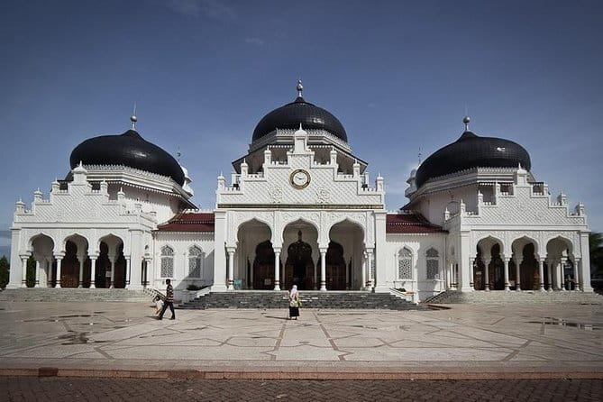 Tsunami Museum and Affected Areas Tour of Banda Aceh - Lunch, snacks, and what the price covers