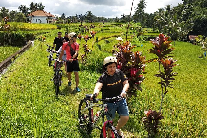 Ubud Cycling Tour - A guide who keeps the group together