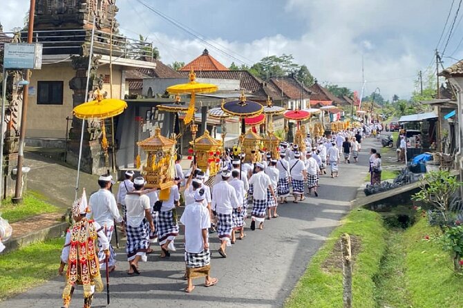 Ubud: Downhill Cycling with Volcano, Rice Terraces and Meal - The local school stop adds real context