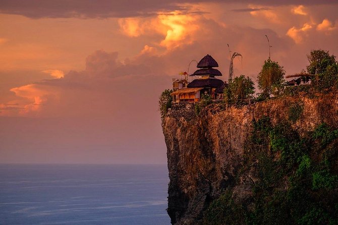 Uluwatu Temple & Kecak Fire Dance Show (Include All Tickets) - The monkeys add charm and caution